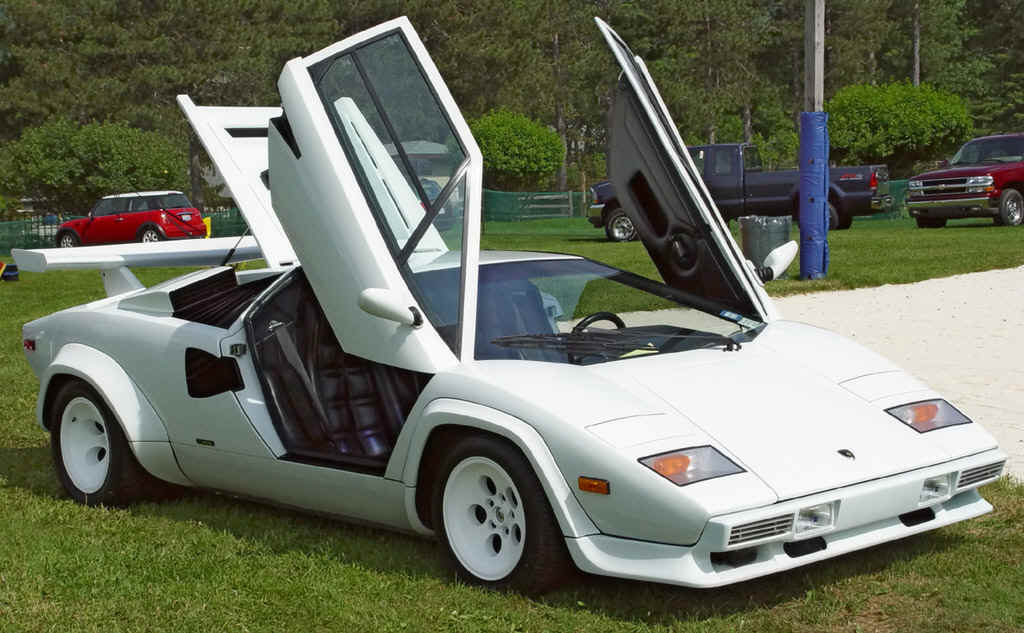 1985-Lamborghini-Countach-White-Front-Angle-Open-Doors-st.jpg (222634 bytes)