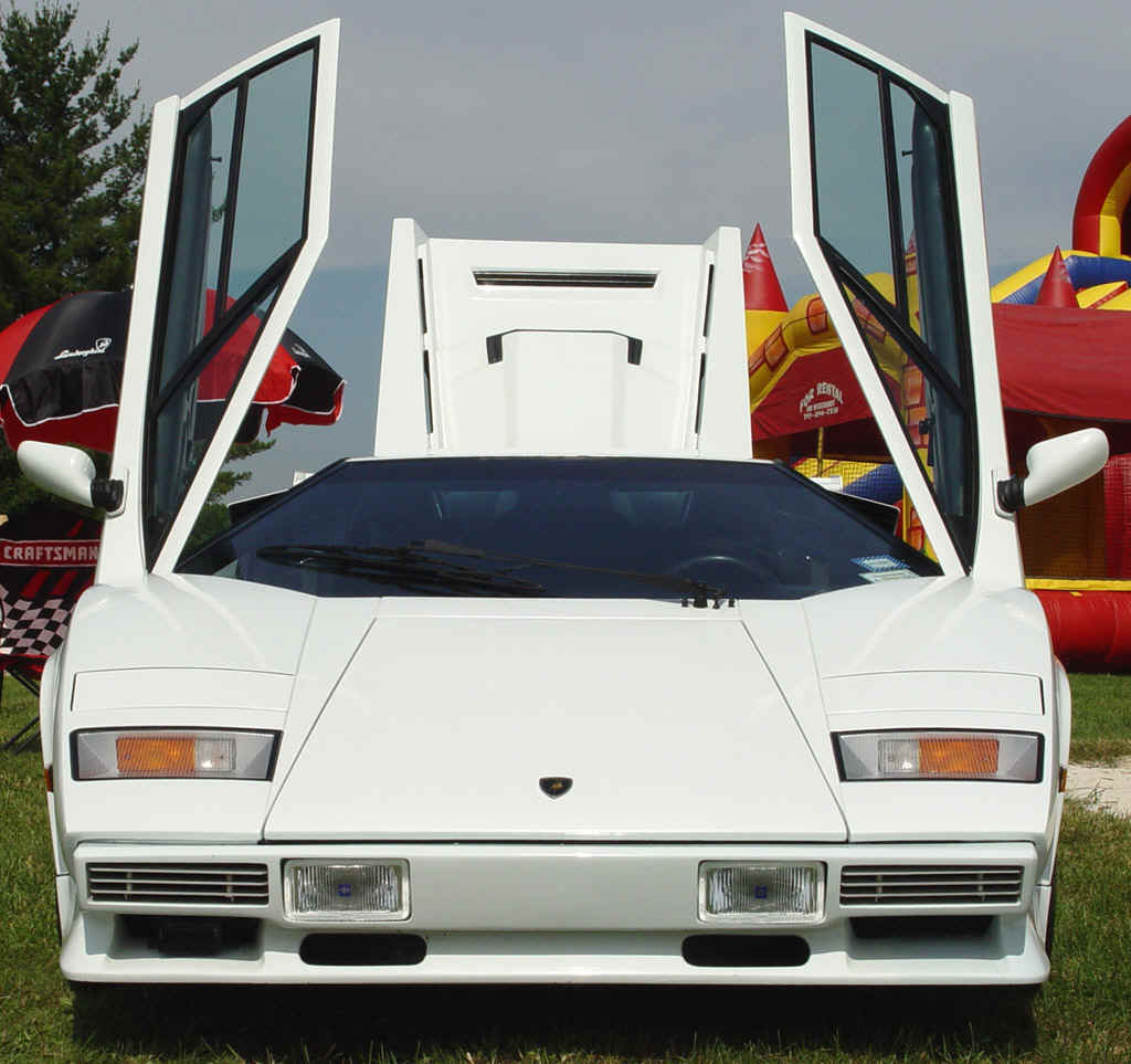 1985-Lamborghini-Countach-White-Front-Open-Doors-st.jpg (247570 bytes)